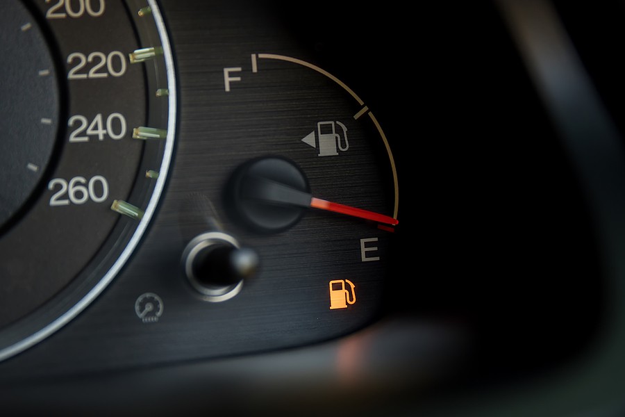 بعد از روشن شدن چراغ خطر بنزین چقدر می‌توان رانندگی کرد؟